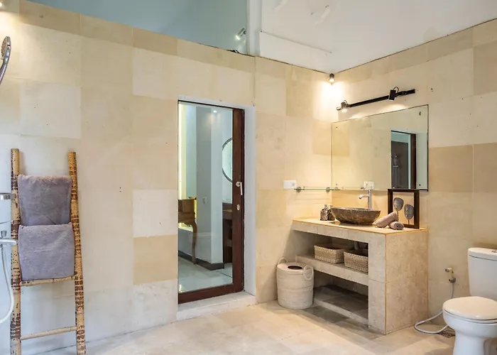 Villa 3 Bedroom In D' Centre Seminyak (Bali)